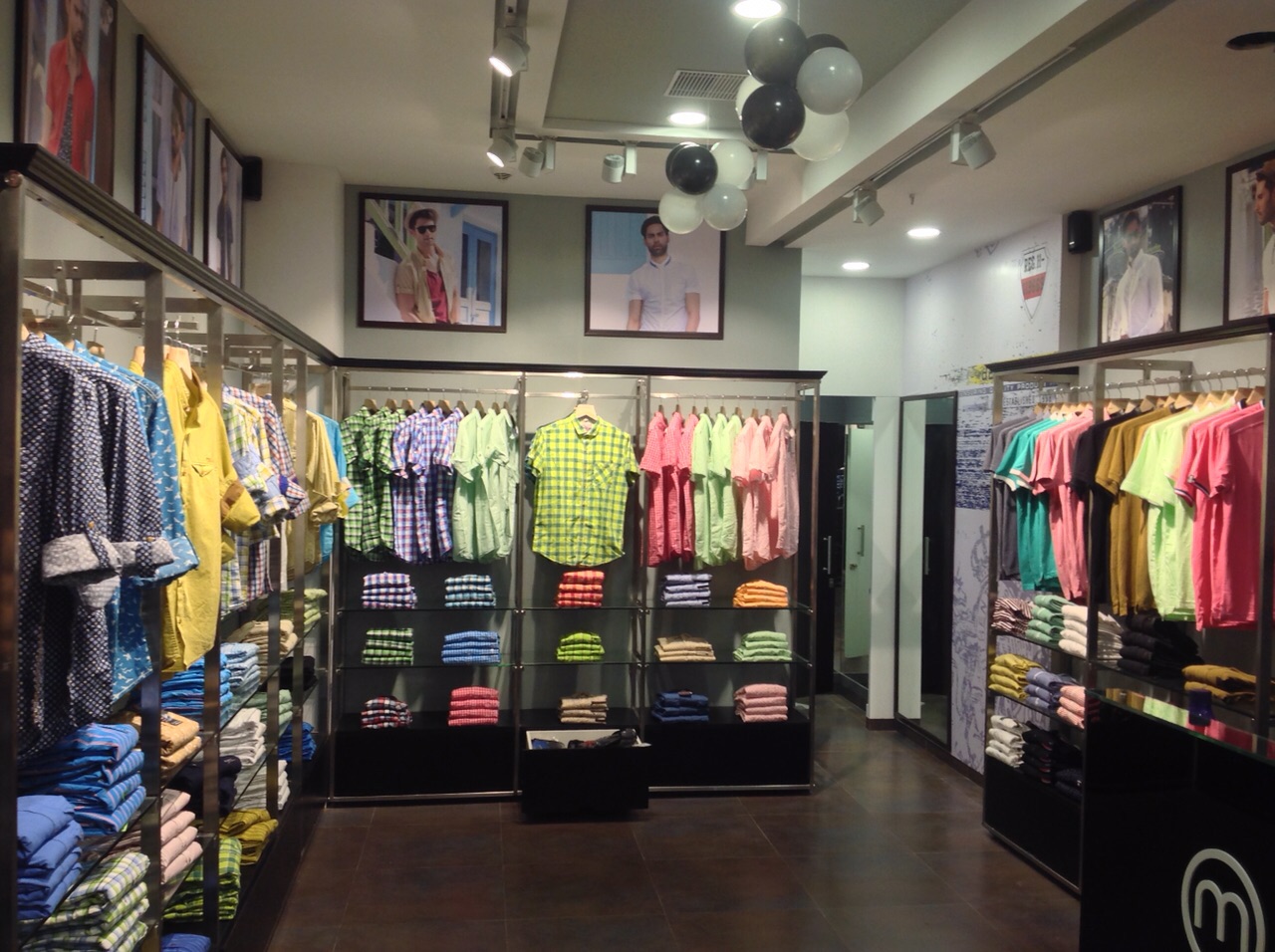 Display fixtures, ceiling and lighting, Mufti retail showroom, VR Mall, Mohali